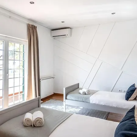 Charming 4 Bedroom House & Pool Dom wakacyjny